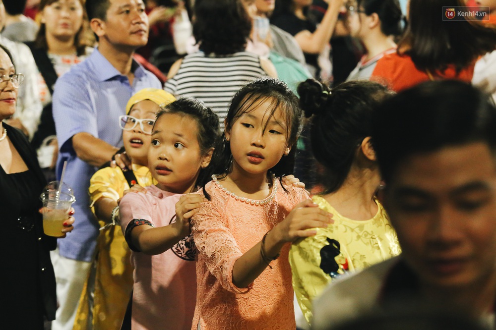 Biển người chen nhau nhúc nhích từng chút, trẻ em khóc thét trên vai bố trong đêm khai mạc đường hoa Nguyễn Huệ Tết Canh Tý 2020 - Ảnh 8. Biển người chen nhau nhúc nhích từng chút, trẻ em khóc thét trên vai bố trong đêm khai mạc đường hoa Nguyễn Huệ Tết Canh Tý 2020 - Ảnh 8.