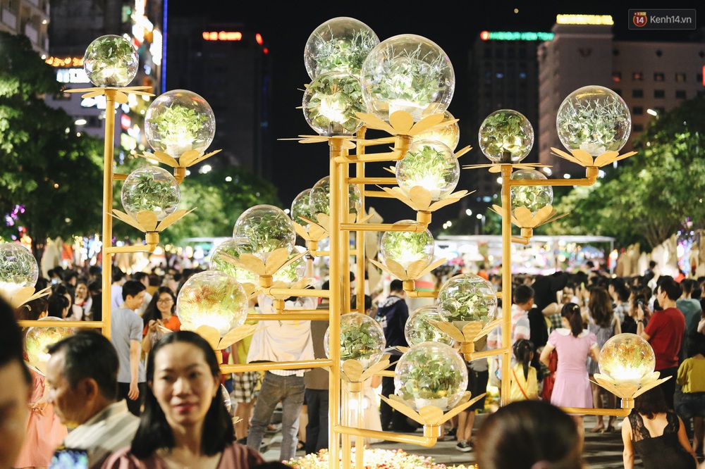 Biển người chen nhau nhúc nhích từng chút, trẻ em khóc thét trên vai bố trong đêm khai mạc đường hoa Nguyễn Huệ Tết Canh Tý 2020 - Ảnh 11. Biển người chen nhau nhúc nhích từng chút, trẻ em khóc thét trên vai bố trong đêm khai mạc đường hoa Nguyễn Huệ Tết Canh Tý 2020 - Ảnh 11.
