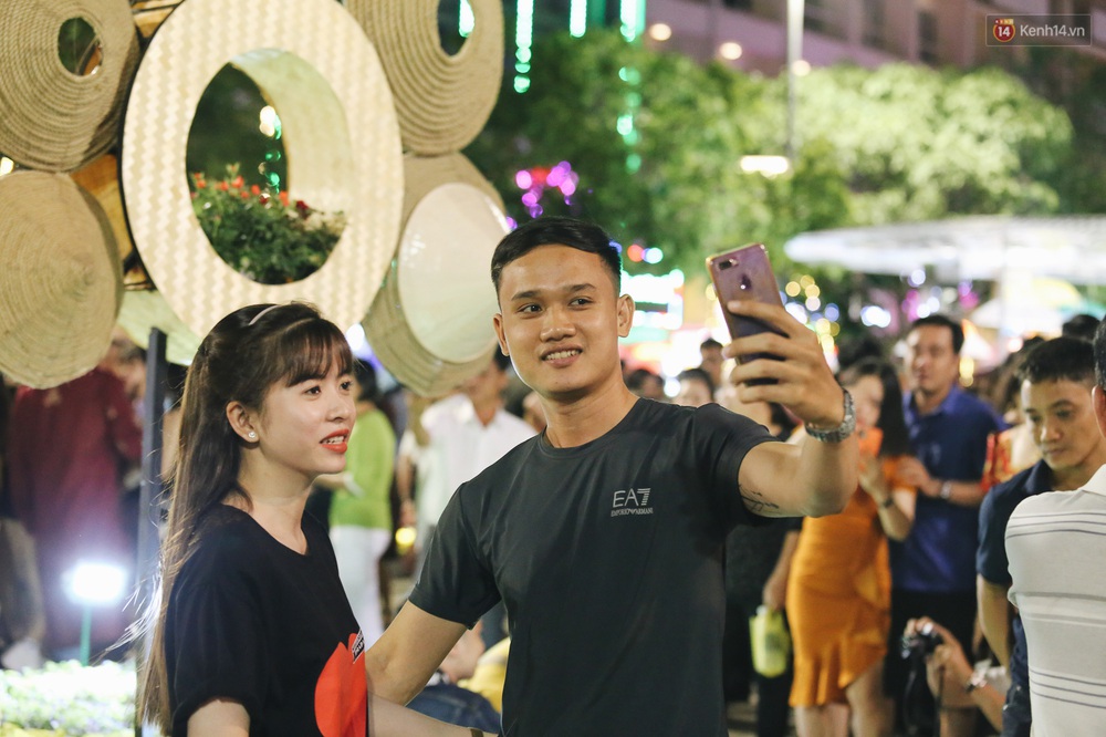 Biển người chen nhau nhúc nhích từng chút, trẻ em khóc thét trên vai bố trong đêm khai mạc đường hoa Nguyễn Huệ Tết Canh Tý 2020 - Ảnh 13. Biển người chen nhau nhúc nhích từng chút, trẻ em khóc thét trên vai bố trong đêm khai mạc đường hoa Nguyễn Huệ Tết Canh Tý 2020 - Ảnh 13.