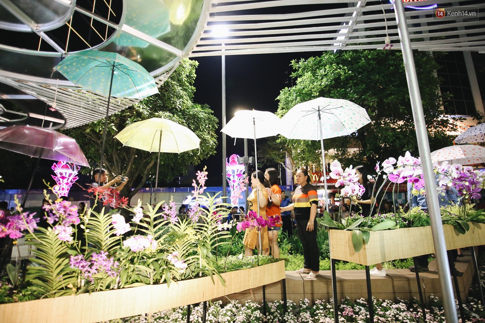 Biển người chen nhau nhúc nhích từng chút, trẻ em khóc thét trên vai bố trong đêm khai mạc đường hoa Nguyễn Huệ Tết Canh Tý 2020 - Ảnh 16. Biển người chen nhau nhúc nhích từng chút, trẻ em khóc thét trên vai bố trong đêm khai mạc đường hoa Nguyễn Huệ Tết Canh Tý 2020 - Ảnh 16.