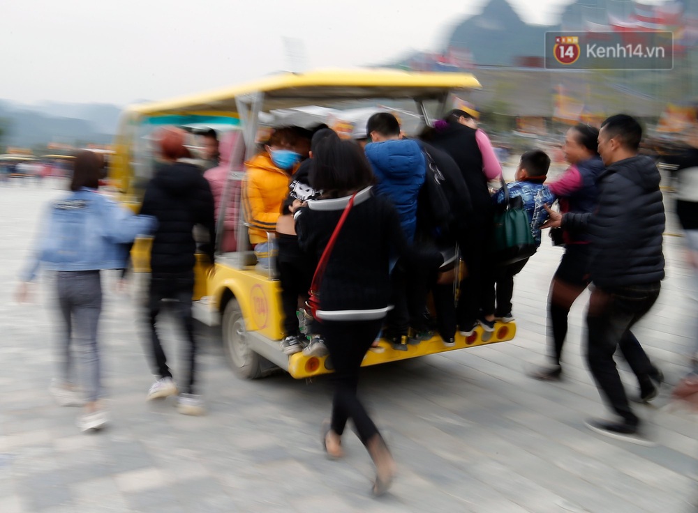 Du khách, phật tử chen nhau lên thuyền và xe điện, gây tình cảnh hỗn loạn và quá tải ở ngôi chùa lớn nhất thế giới tại Việt Nam - Ảnh 8. Du khách, phật tử chen nhau lên thuyền và xe điện, gây tình cảnh hỗn loạn và quá tải ở ngôi chùa lớn nhất thế giới tại Việt Nam - Ảnh 8.