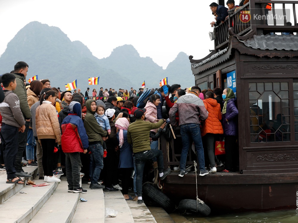 Du khách, phật tử chen nhau lên thuyền và xe điện, gây tình cảnh hỗn loạn và quá tải ở ngôi chùa lớn nhất thế giới tại Việt Nam - Ảnh 4. Du khách, phật tử chen nhau lên thuyền và xe điện, gây tình cảnh hỗn loạn và quá tải ở ngôi chùa lớn nhất thế giới tại Việt Nam - Ảnh 4.