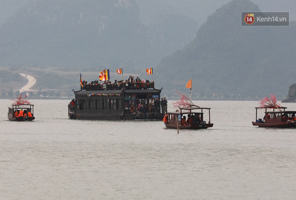 Du khách, phật tử chen nhau lên thuyền và xe điện, gây tình cảnh hỗn loạn và quá tải ở ngôi chùa lớn nhất thế giới tại Việt Nam - Ảnh 14. Du khách, phật tử chen nhau lên thuyền và xe điện, gây tình cảnh hỗn loạn và quá tải ở ngôi chùa lớn nhất thế giới tại Việt Nam - Ảnh 14.