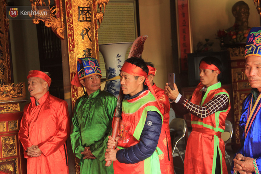 Ảnh: Ông Ỉn được mừng tuổi cả thùng tiền, ăn bánh quy và uống nước lọc trước khi bị chém - Ảnh 26. Ảnh: Ông Ỉn được mừng tuổi cả thùng tiền, ăn bánh quy và uống nước lọc trước khi bị chém - Ảnh 26.