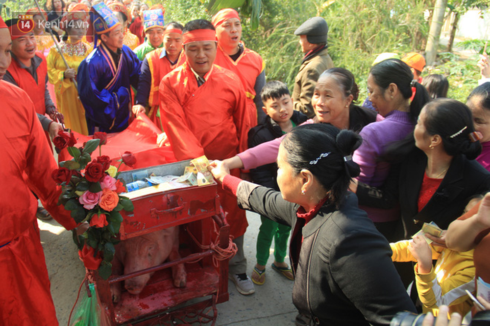 Ảnh: Ông Ỉn được mừng tuổi cả thùng tiền, ăn bánh quy và uống nước lọc trước khi bị chém - Ảnh 9. Ảnh: Ông Ỉn được mừng tuổi cả thùng tiền, ăn bánh quy và uống nước lọc trước khi bị chém - Ảnh 9.