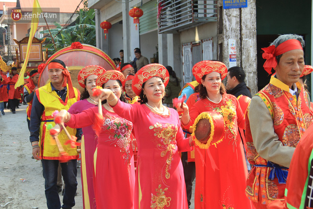 Ảnh: Ông Ỉn được mừng tuổi cả thùng tiền, ăn bánh quy và uống nước lọc trước khi bị chém - Ảnh 6. Ảnh: Ông Ỉn được mừng tuổi cả thùng tiền, ăn bánh quy và uống nước lọc trước khi bị chém - Ảnh 6.