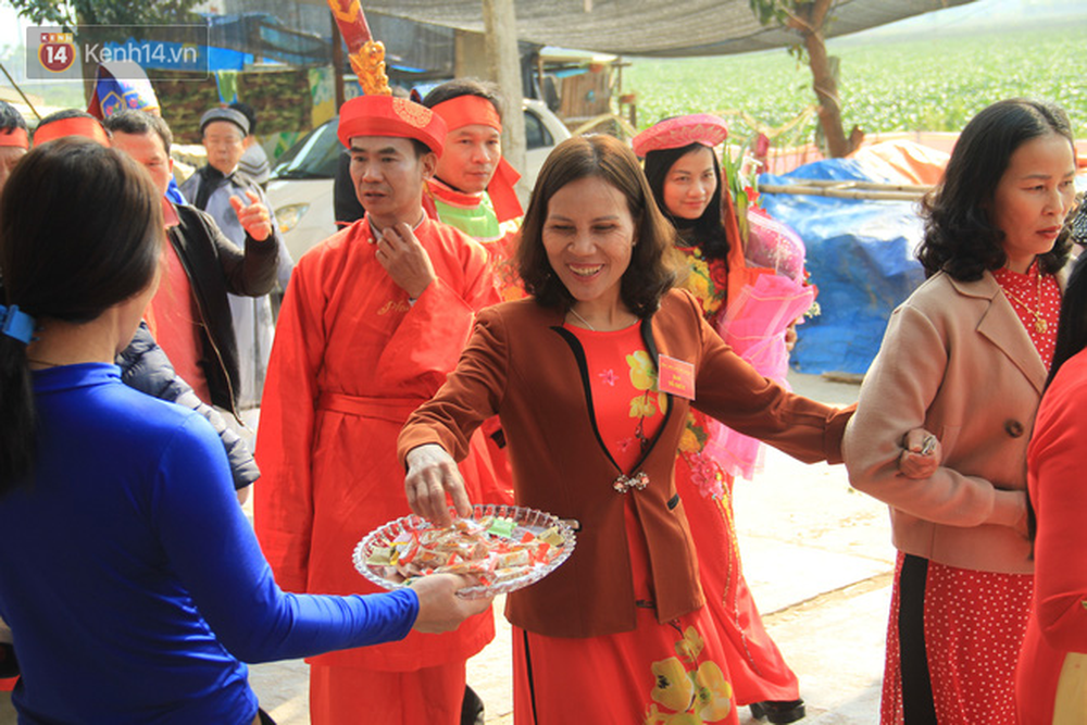 Ảnh: Ông Ỉn được mừng tuổi cả thùng tiền, ăn bánh quy và uống nước lọc trước khi bị chém - Ảnh 13. Ảnh: Ông Ỉn được mừng tuổi cả thùng tiền, ăn bánh quy và uống nước lọc trước khi bị chém - Ảnh 13.