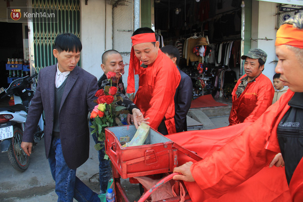 Ảnh: Ông Ỉn được mừng tuổi cả thùng tiền, ăn bánh quy và uống nước lọc trước khi bị chém - Ảnh 8. Ảnh: Ông Ỉn được mừng tuổi cả thùng tiền, ăn bánh quy và uống nước lọc trước khi bị chém - Ảnh 8.
