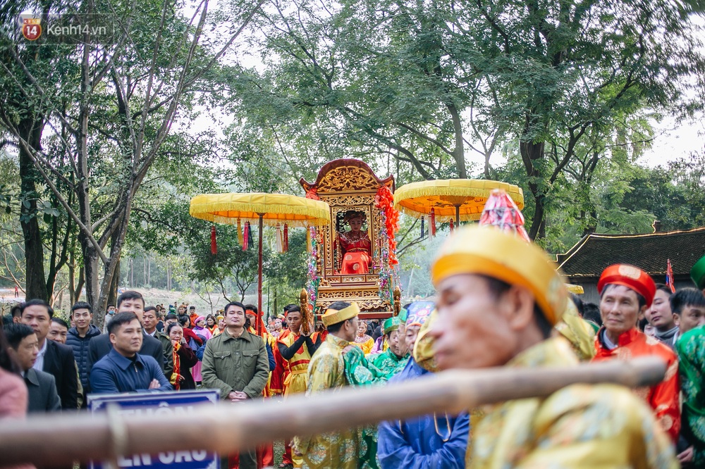 Hà Nội: Tướng bà 10 tuổi được rước bằng kiệu, bảo vệ nghiêm ngặt tránh bị bắt cóc - Ảnh 7.