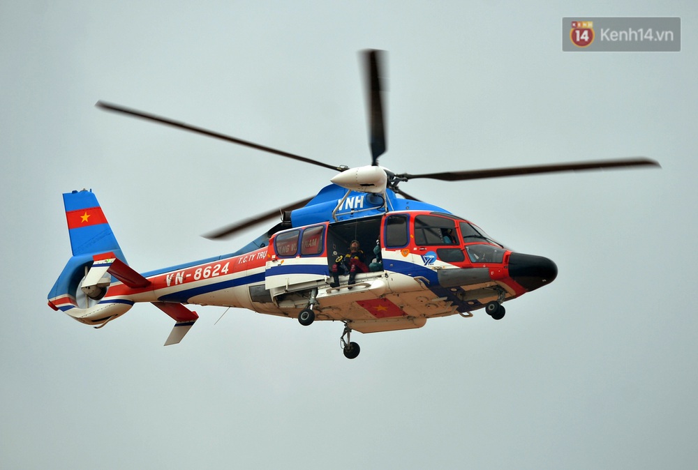 Ảnh, clip: Đưa 8 thuyền viên gặp nạn trên biển về bờ an toàn, tiếp tục rà soát một người còn lại - Ảnh 13.