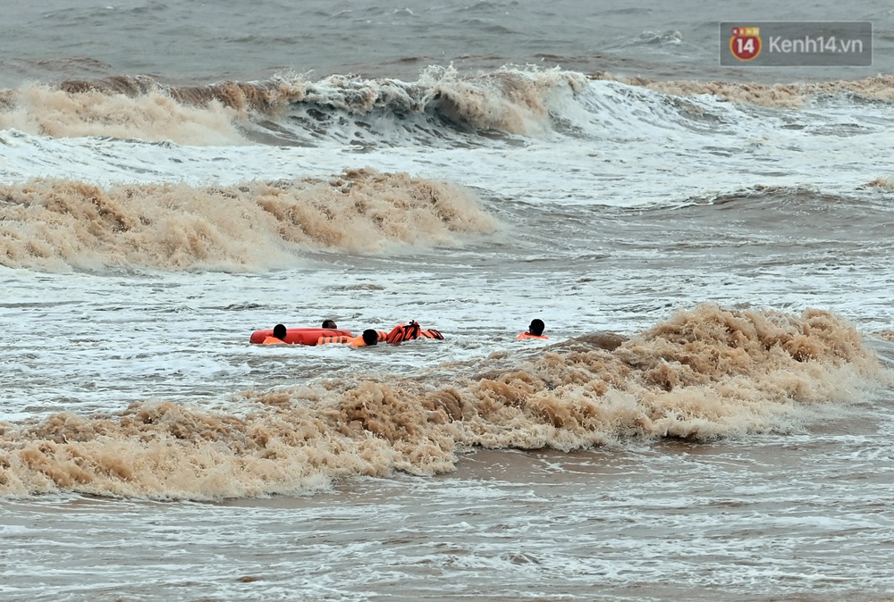 Ảnh, clip: Đưa 8 thuyền viên gặp nạn trên biển về bờ an toàn, tiếp tục rà soát một người còn lại - Ảnh 16.