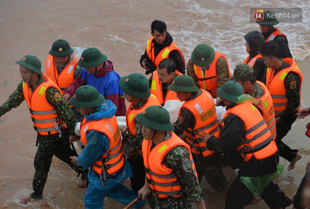 Ảnh, clip: Đưa 8 thuyền viên gặp nạn trên biển về bờ an toàn, tiếp tục rà soát một người còn lại - Ảnh 17.