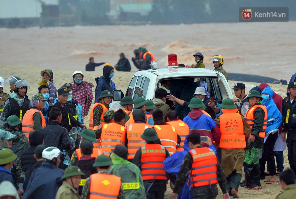 Ảnh, clip: Đưa 8 thuyền viên gặp nạn trên biển về bờ an toàn, tiếp tục rà soát một người còn lại - Ảnh 18.