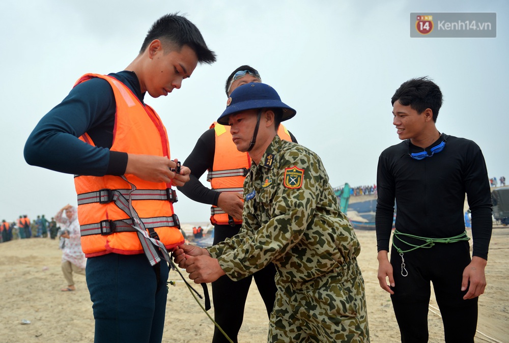 Ảnh, clip: Đưa 8 thuyền viên gặp nạn trên biển về bờ an toàn, tiếp tục rà soát một người còn lại - Ảnh 8.