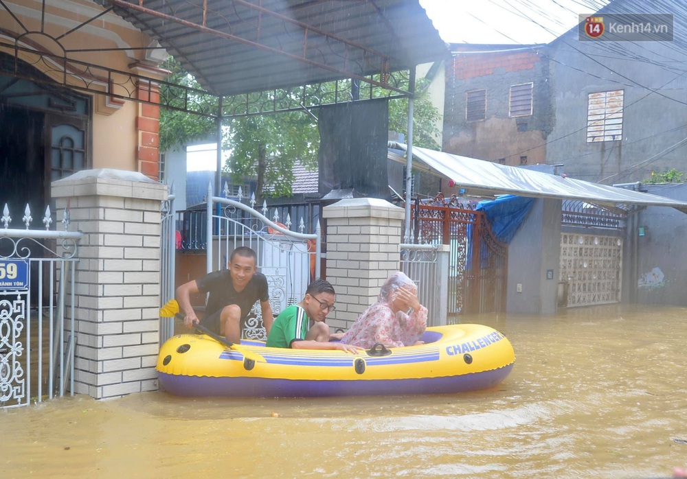 Ảnh: Huế ngập sâu trong biển nước, người dân phải chèo thuyền, lội nước đi mua thực phẩm, sạc điện thoại - Ảnh 6. Ảnh: Huế ngập sâu trong biển nước, người dân phải chèo thuyền, lội nước đi mua thực phẩm, sạc điện thoại - Ảnh 6.