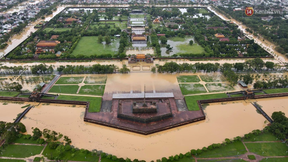Chùm ảnh flycam: Trung tâm thành phố Huế ngập nặng do mưa lũ kéo dài, nước tiến sát mép cầu Trường Tiền - Ảnh 1. Chùm ảnh flycam: Trung tâm thành phố Huế ngập nặng do mưa lũ kéo dài, nước tiến sát mép cầu Trường Tiền - Ảnh 1.