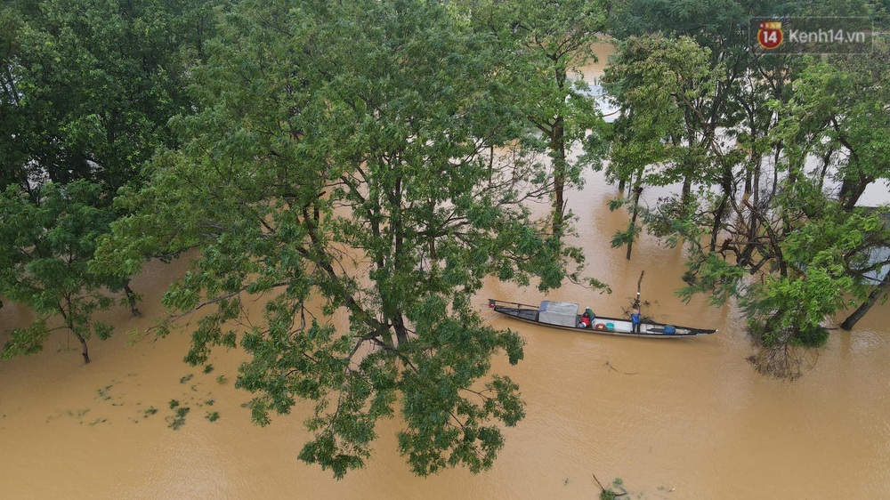 Chùm ảnh flycam: Trung tâm thành phố Huế ngập nặng do mưa lũ kéo dài, nước tiến sát mép cầu Trường Tiền - Ảnh 14.