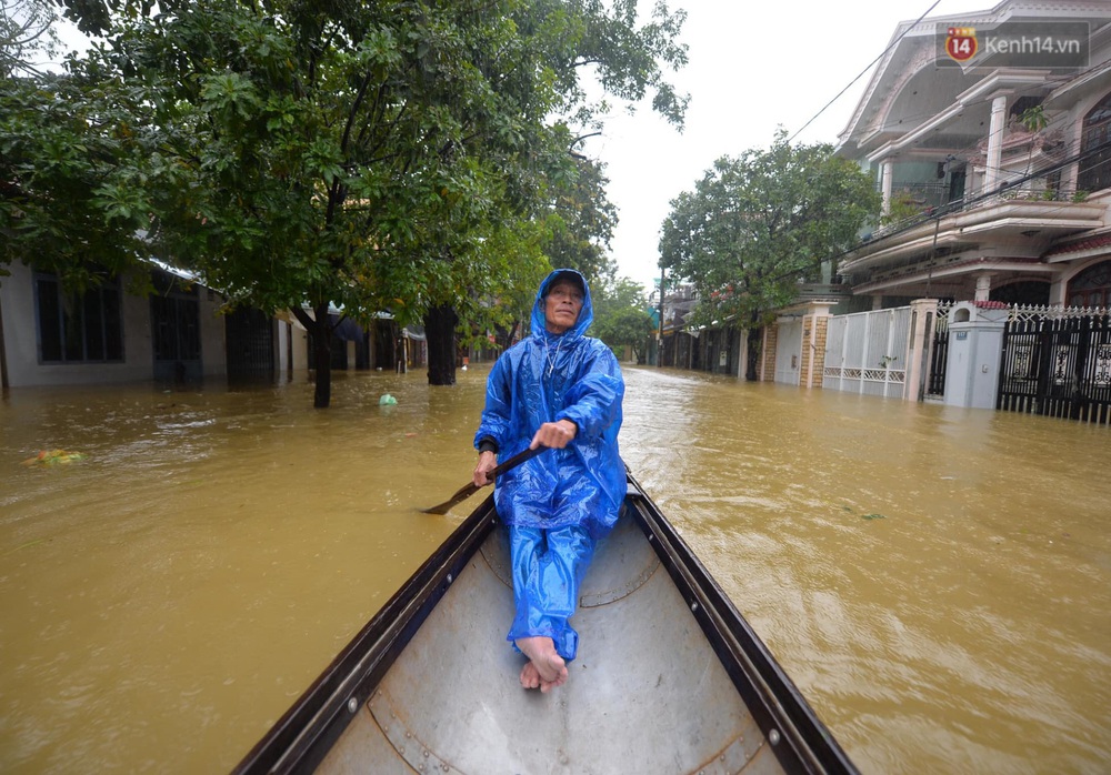 Ảnh: Huế ngập sâu trong biển nước, người dân phải chèo thuyền, lội nước đi mua thực phẩm, sạc điện thoại - Ảnh 5. Ảnh: Huế ngập sâu trong biển nước, người dân phải chèo thuyền, lội nước đi mua thực phẩm, sạc điện thoại - Ảnh 5.