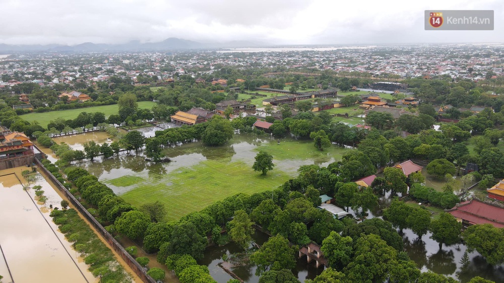 Chùm ảnh flycam: Trung tâm thành phố Huế ngập nặng do mưa lũ kéo dài, nước tiến sát mép cầu Trường Tiền - Ảnh 2. Chùm ảnh flycam: Trung tâm thành phố Huế ngập nặng do mưa lũ kéo dài, nước tiến sát mép cầu Trường Tiền - Ảnh 2.