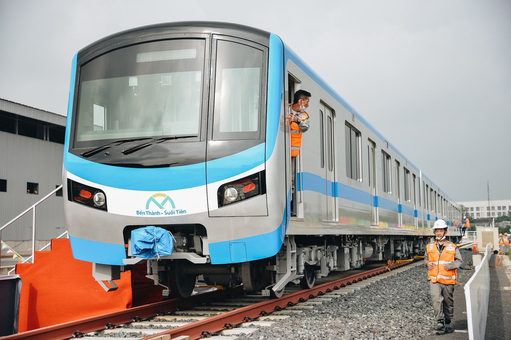 Cận cảnh nội thất hiện đại, cực xịn của đoàn tàu Metro số 1 đầu tiên vừa về Sài Gòn - Ảnh 2.