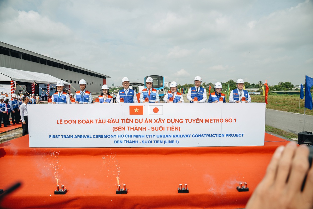 Cận cảnh nội thất hiện đại, cực xịn của đoàn tàu Metro số 1 đầu tiên vừa về Sài Gòn - Ảnh 1.