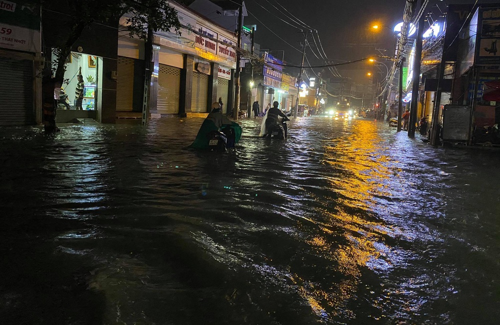 Người Sài Gòn vật lộn với đường ngập lút bánh xe, nước chảy cuồn cuộn như thác trong đêm mưa lớn - Ảnh 2.