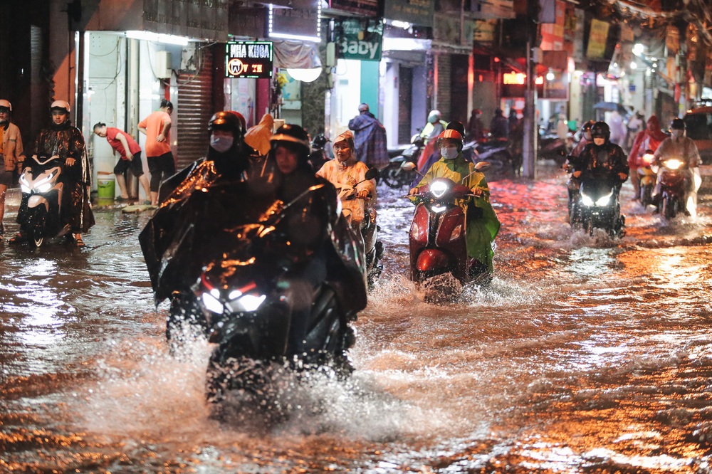 Người Sài Gòn vật lộn với đường ngập lút bánh xe, nước chảy cuồn cuộn như thác trong đêm mưa lớn - Ảnh 19.