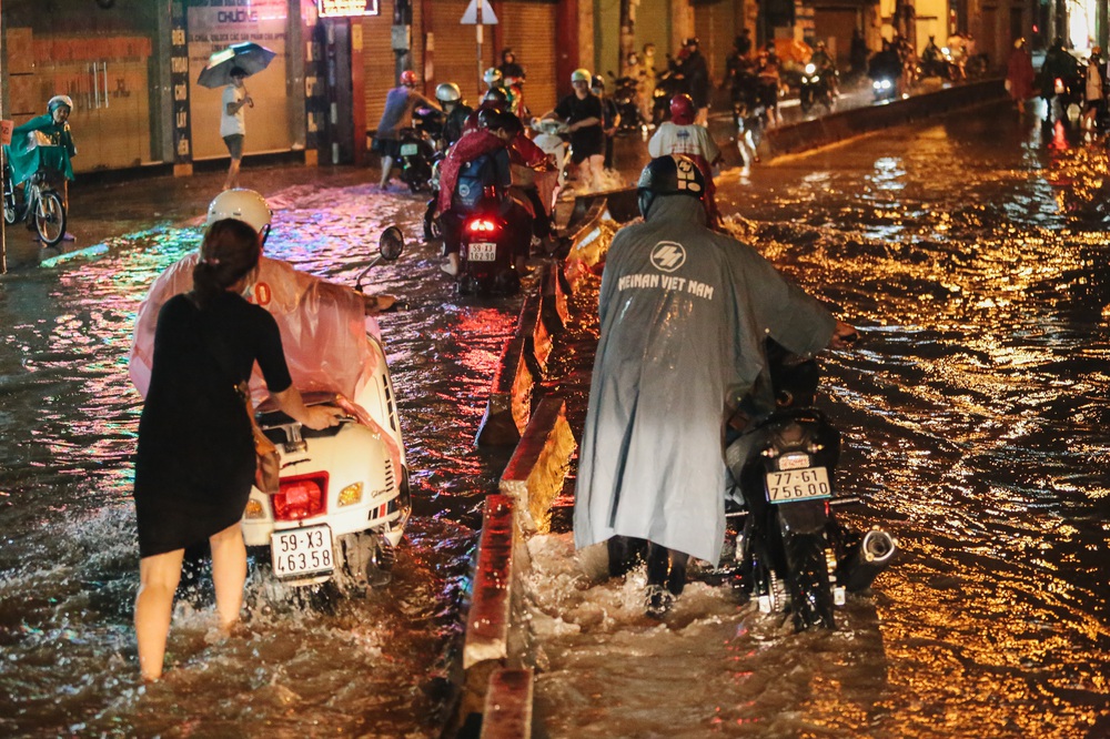 Saigon people struggled with the road flooded with wheels, the water flowed like a waterfall on a rainy night - Photo 17.