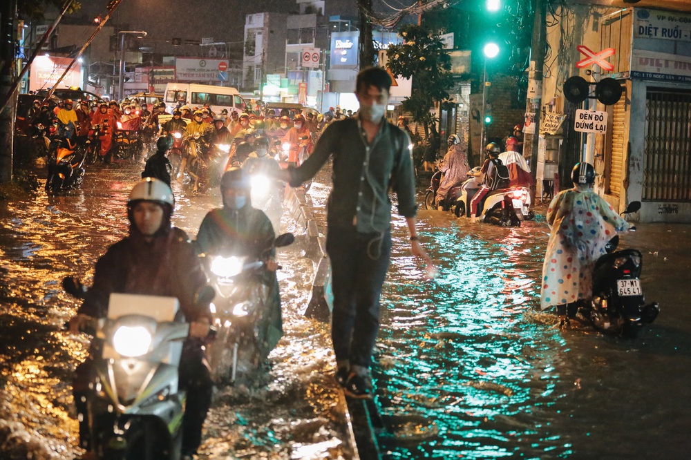 Saigon people struggled with the road flooded with wheels, the water flowed like a waterfall on a rainy night - Photo 18.