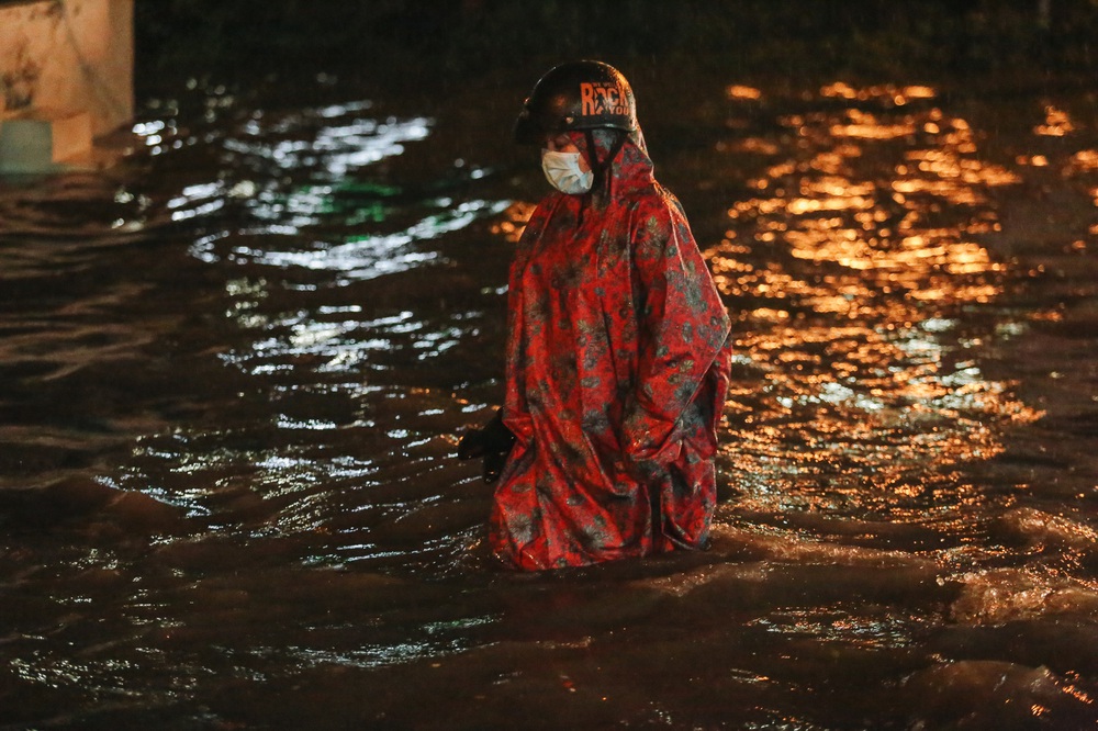 Saigon people struggled with the flooded road with wheels, the water flowed like a waterfall on a rainy night - Photo 9.