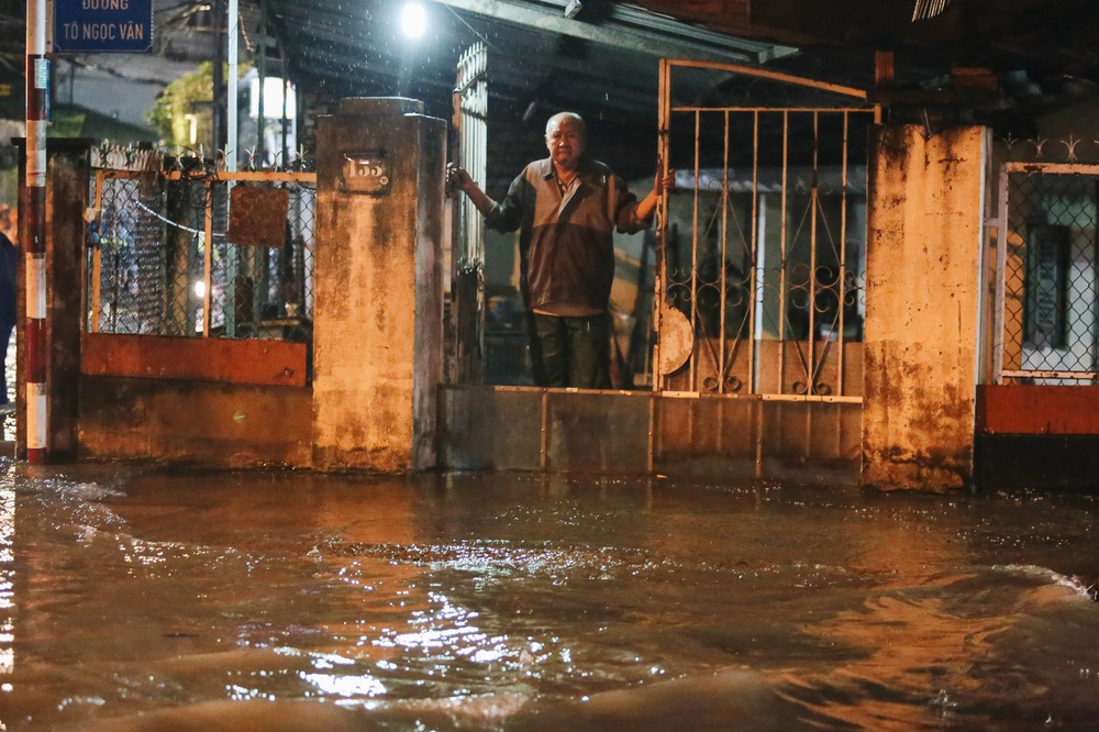 The people of Saigon struggled with the road flooded with wheels, the water flowed like a waterfall on a rainy night - Photo 14.