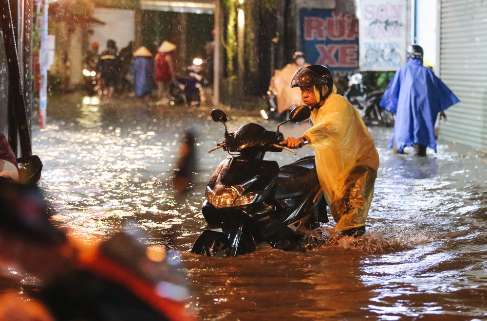 Saigon people struggled with the road flooded with wheels, the water flowed like a waterfall on a rainy night - Photo 15.