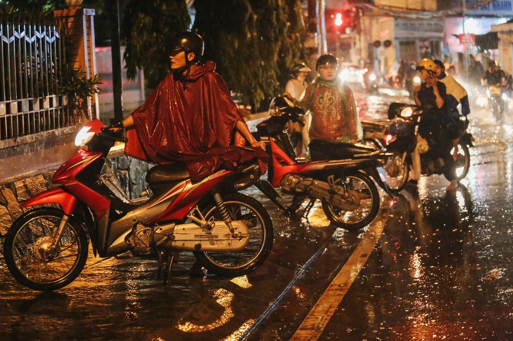 Người Sài Gòn vật lộn với đường ngập lút bánh xe, nước chảy cuồn cuộn như thác trong đêm mưa lớn - Ảnh 12.