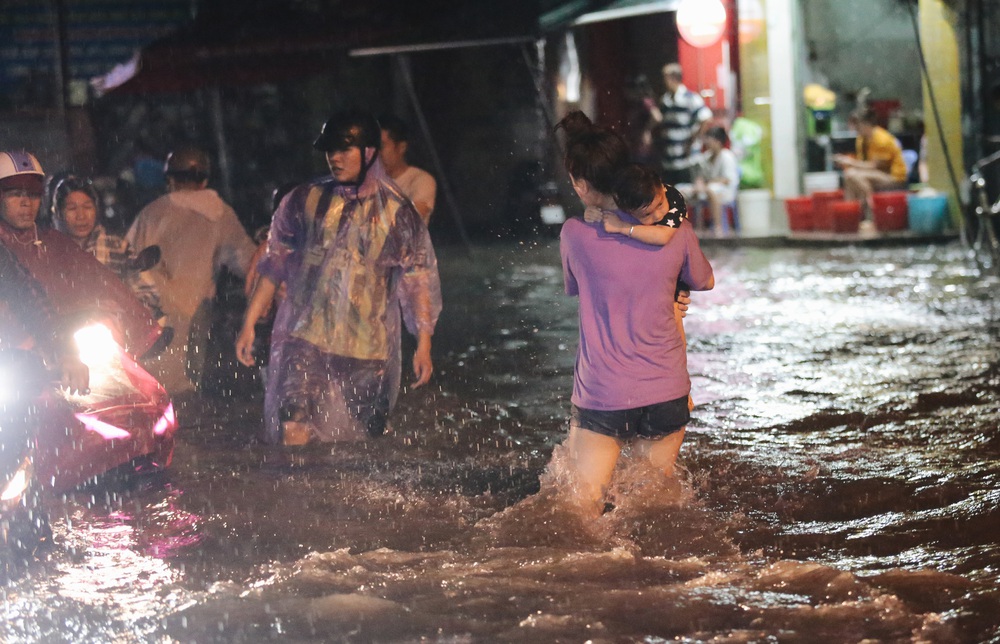 Người Sài Gòn vật lộn với đường ngập lút bánh xe, nước chảy cuồn cuộn như thác trong đêm mưa lớn - Ảnh 8.