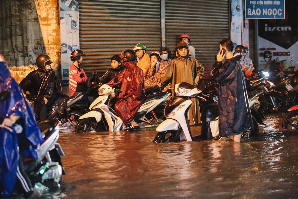 Saigon people struggled with the road flooded with wheels, the water flowed like a waterfall on a rainy night - Photo 11.