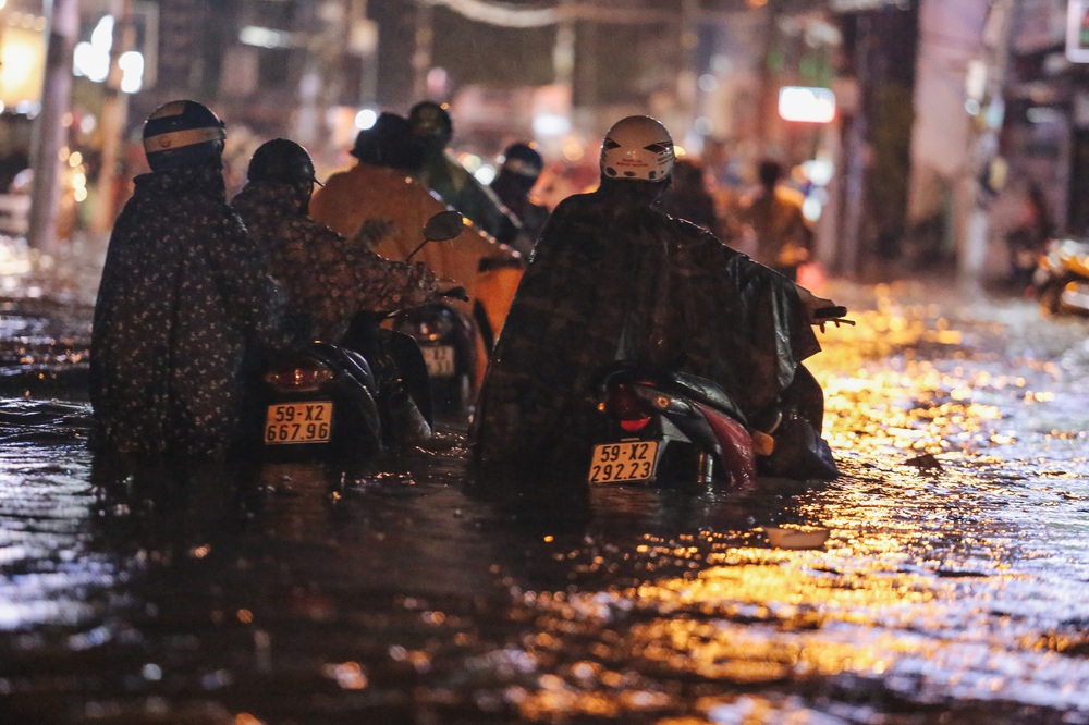 Saigon people struggled with the road flooded with wheels, the water flowed like a waterfall on a rainy night - Photo 6.