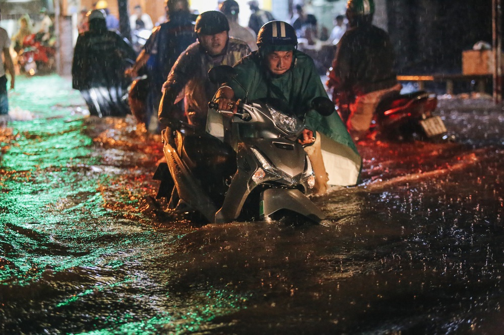 Saigon people struggled with the road flooded with wheels, the water flowed like a waterfall on a rainy night - Photo 5.