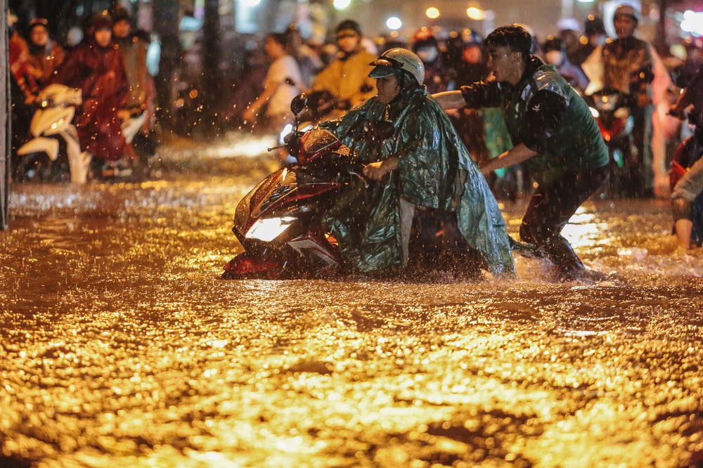 Saigon people struggled with the road flooded with wheels, the water flowed like a waterfall on a rainy night - Photo 4.