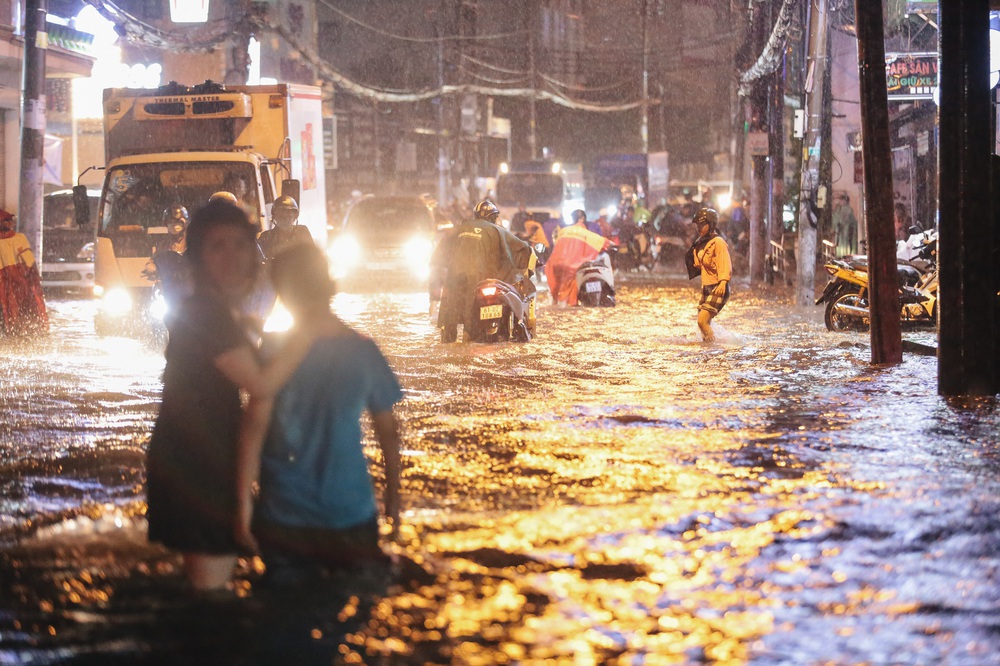 The people of Saigon struggled with the road flooded with wheels, the water flowed like a waterfall on a rainy night - Photo 3.