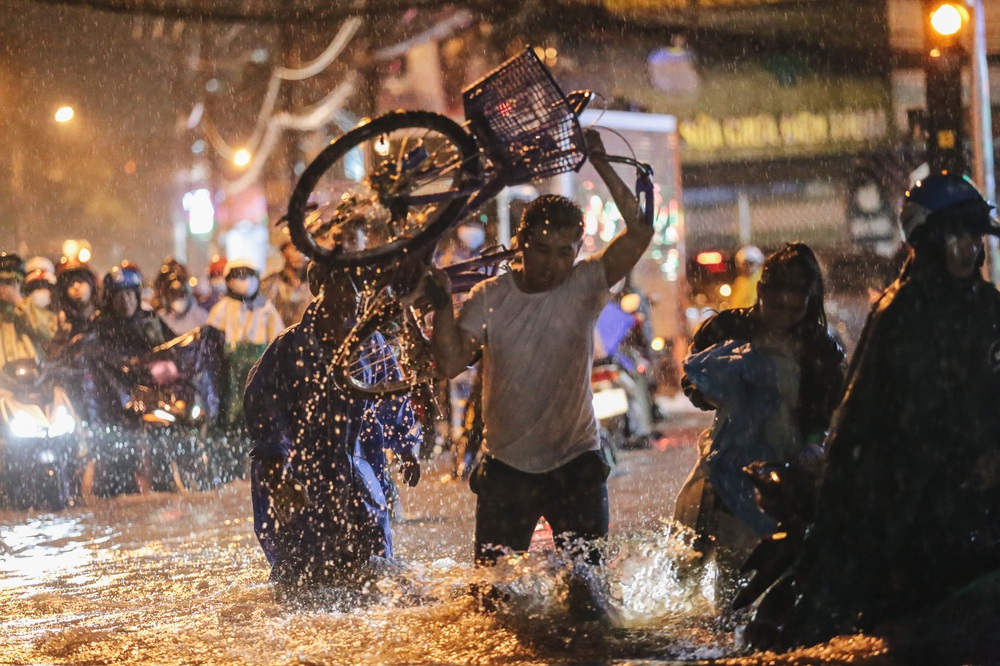 The Saigon people struggled with the flooded road with wheels, the water flowed like a waterfall on a rainy night - Photo 7.