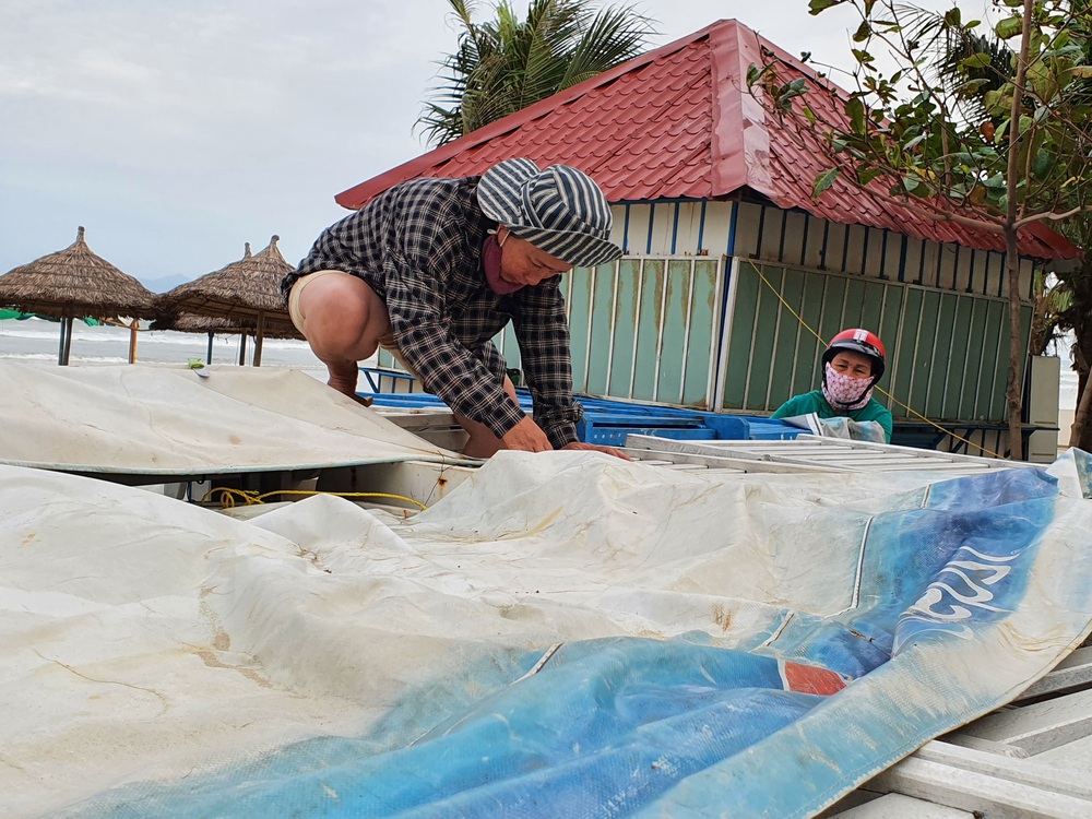 Người dân Đà Nẵng chằng chống nhà cửa, tất bật ứng phó bão số 9 đang sầm sập tiến vào đất liền - Ảnh 11.