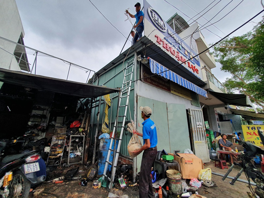 Người dân Đà Nẵng chằng chống nhà cửa, tất bật ứng phó bão số 9 đang sầm sập tiến vào đất liền - Ảnh 10.