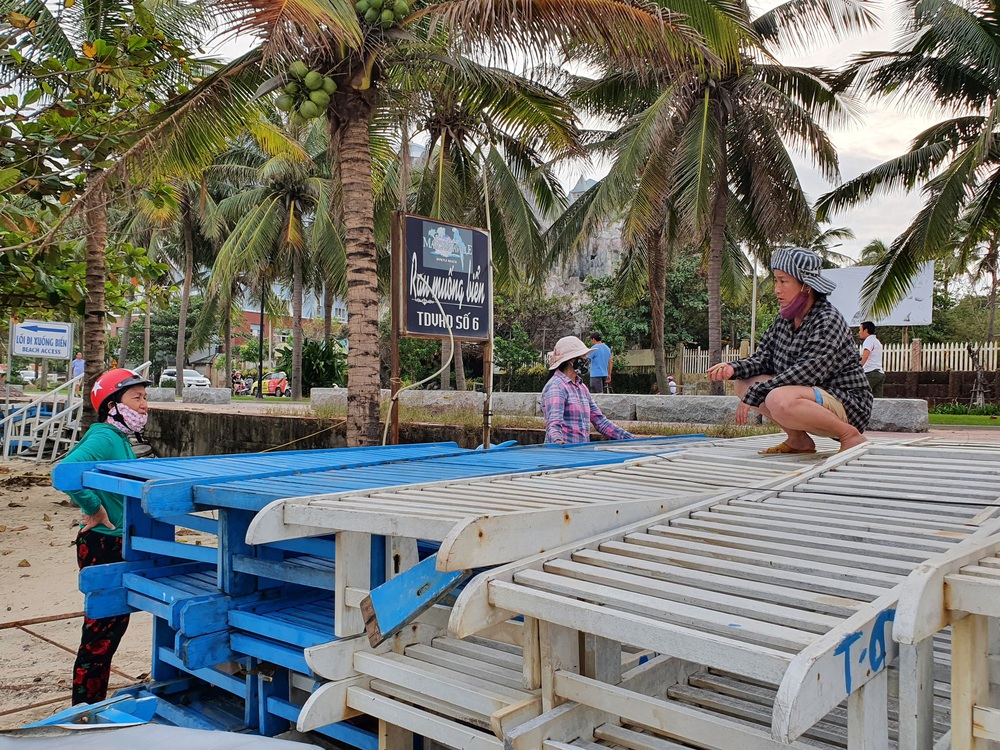 Người dân Đà Nẵng chằng chống nhà cửa, tất bật ứng phó bão số 9 đang sầm sập tiến vào đất liền - Ảnh 12.