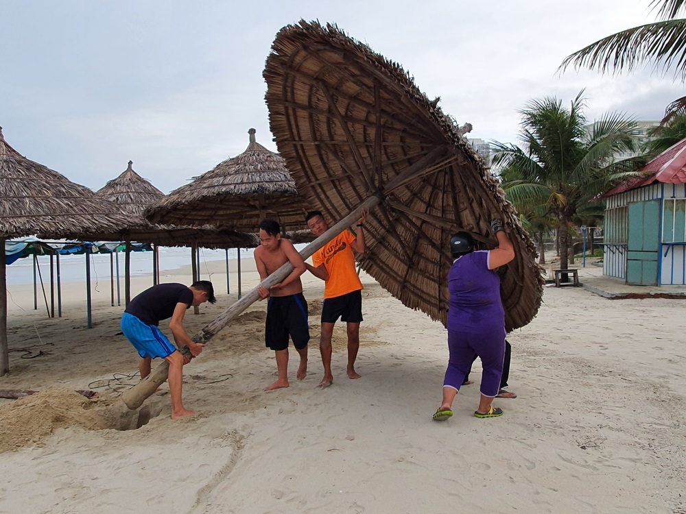 Người dân Đà Nẵng chằng chống nhà cửa, tất bật ứng phó bão số 9 đang sầm sập tiến vào đất liền - Ảnh 7.