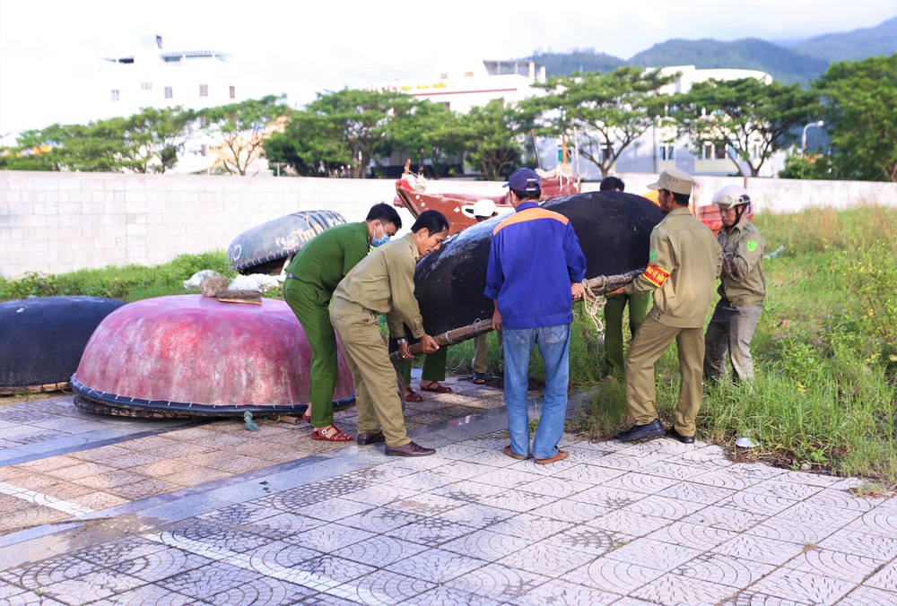 Người dân Đà Nẵng chằng chống nhà cửa, tất bật ứng phó bão số 9 đang sầm sập tiến vào đất liền - Ảnh 5.