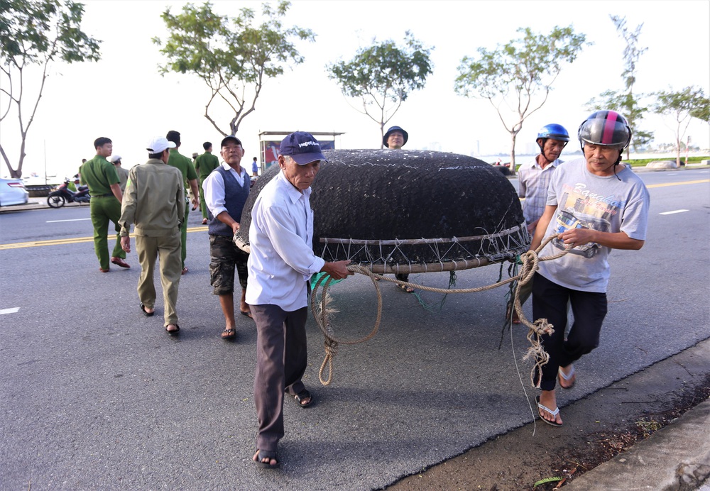 Người dân Đà Nẵng chằng chống nhà cửa, tất bật ứng phó bão số 9 đang sầm sập tiến vào đất liền - Ảnh 1.