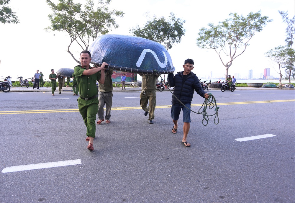 Người dân Đà Nẵng chằng chống nhà cửa, tất bật ứng phó bão số 9 đang sầm sập tiến vào đất liền - Ảnh 4.