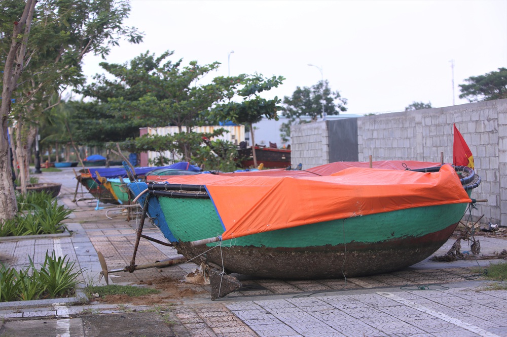 Người dân Đà Nẵng chằng chống nhà cửa, tất bật ứng phó bão số 9 đang sầm sập tiến vào đất liền - Ảnh 14.