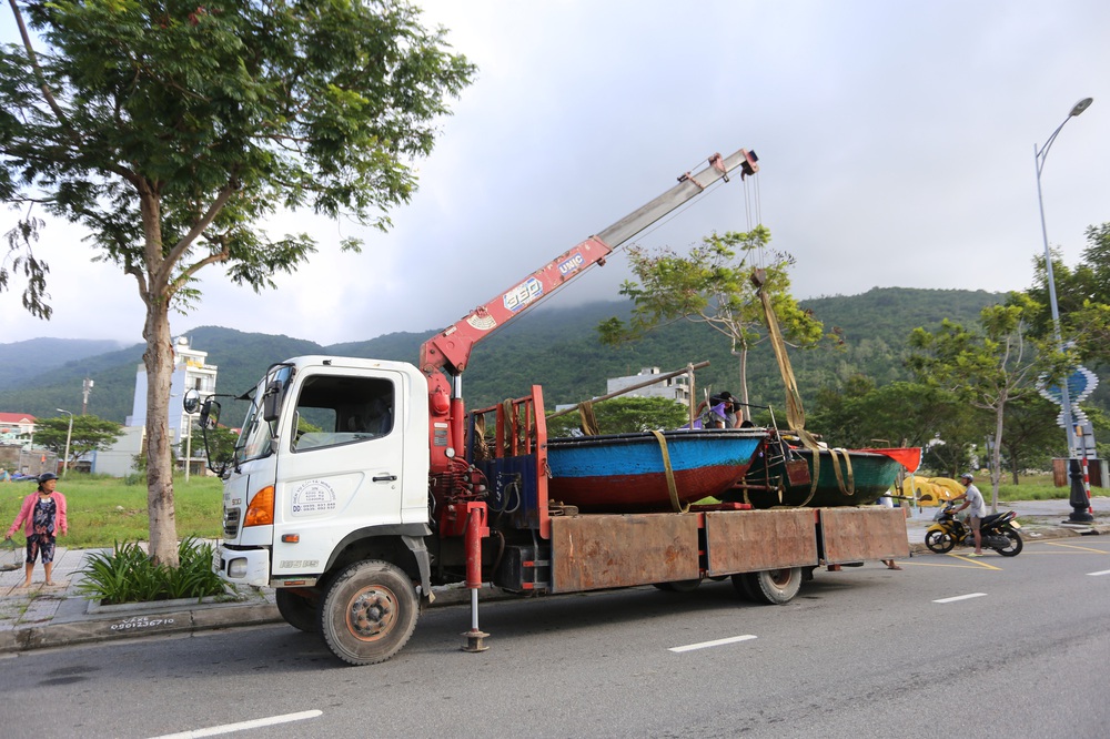 Người dân Đà Nẵng chằng chống nhà cửa, tất bật ứng phó bão số 9 đang sầm sập tiến vào đất liền - Ảnh 6.