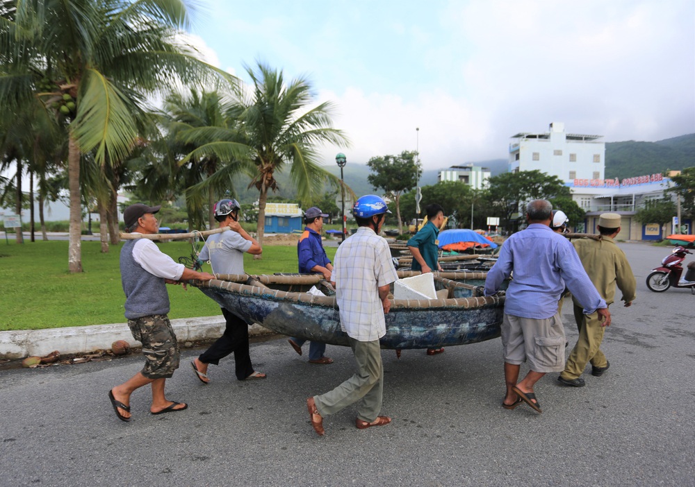 Người dân Đà Nẵng chằng chống nhà cửa, tất bật ứng phó bão số 9 đang sầm sập tiến vào đất liền - Ảnh 2.